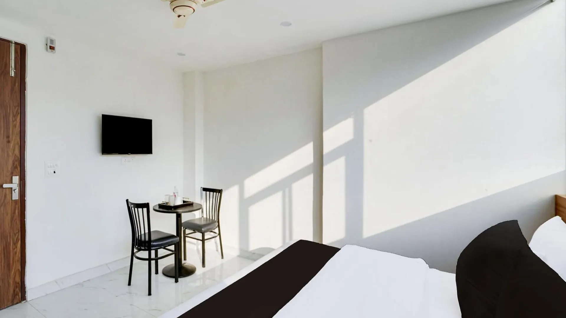 Super Townhouse Morden Town Hotel Delhi  3*, Delhi (National Capital Territory of India)
